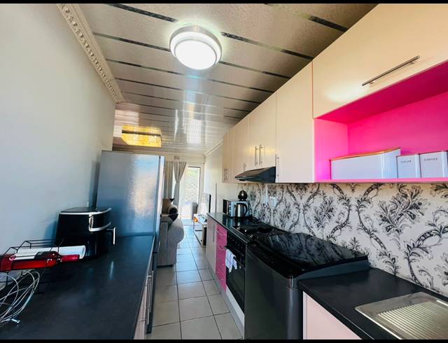 2 BEDROOM APARTMENT FOR SALE IN NEWLANDS EAST